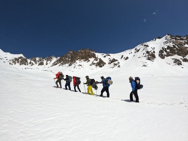 دختران گروه کوهنوردی پیک قله شاه فولادی را فتح کردند - اسپوتنیک افغانستان  