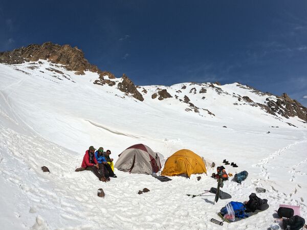 دختران گروه کوهنوردی پیک قله شاه فولادی را فتح کردند - اسپوتنیک افغانستان  