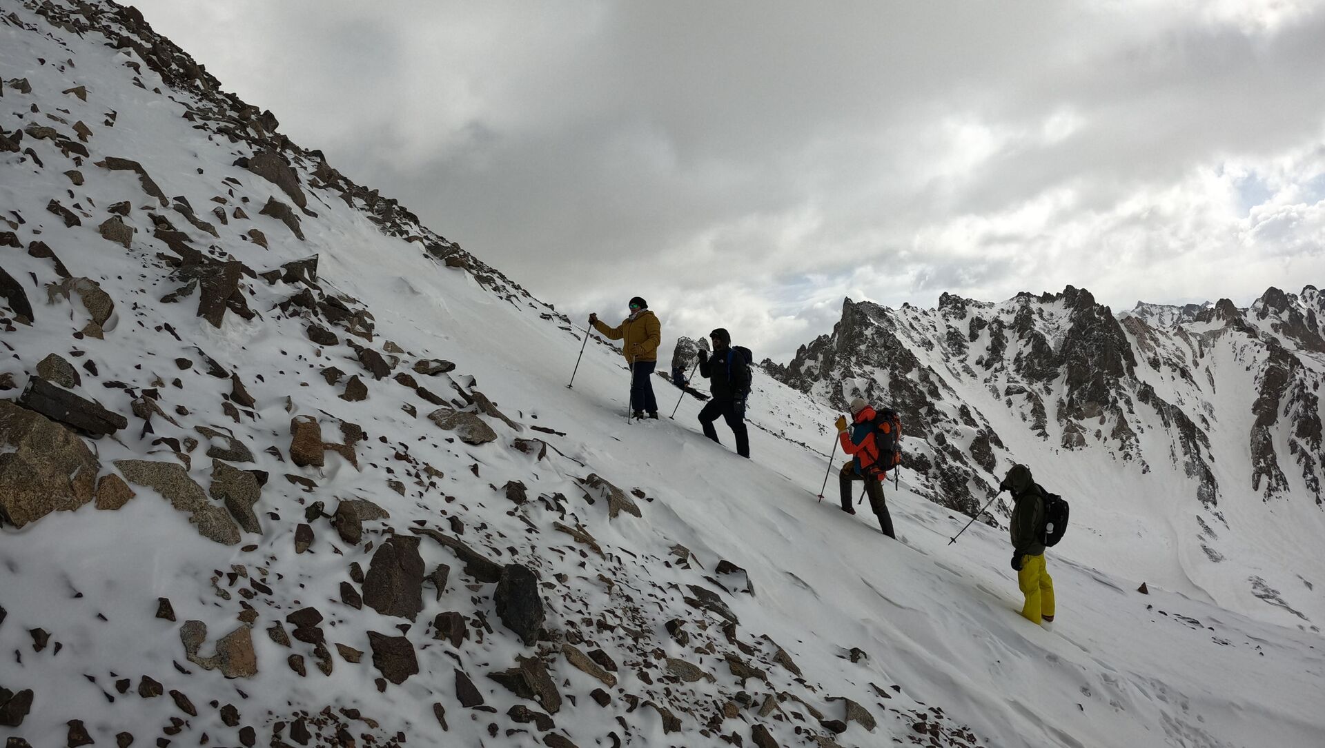 دختران گروه کوهنوردی پیک قله شاه فولادی را فتح کردند - اسپوتنیک افغانستان  , 1920, 26.04.2021