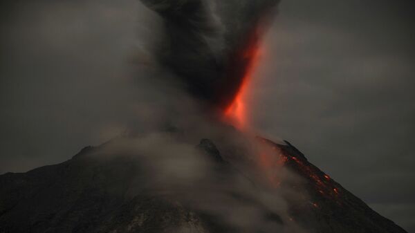 Извержение вулкана Синабунг в Индонезии - اسپوتنیک افغانستان  