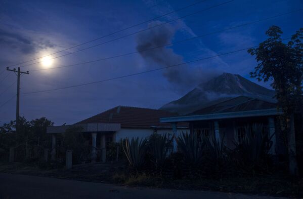 فوران کوه آتشفشان سینابونگ در اندونیزیا - اسپوتنیک افغانستان  