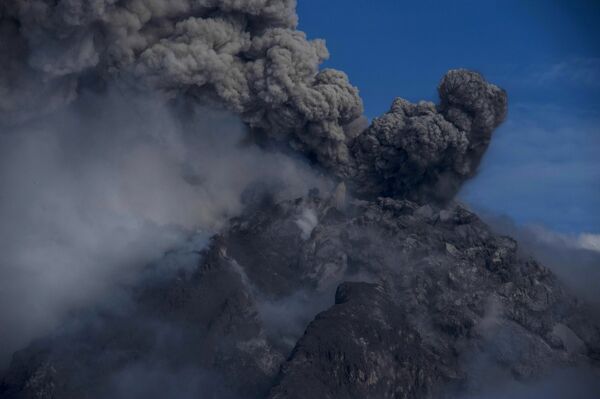 فوران کوه آتشفشان سینابونگ در اندونیزیا - اسپوتنیک افغانستان  