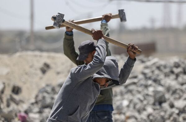 کارگران فلسطینی در روز جهانی کارگر در یک معدن در شهر غزه کار می کنند. - اسپوتنیک افغانستان  