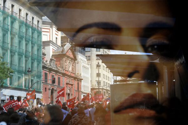 مردم در یک تظاهرات به مناسبت روز جهانی کارگر در شهر مادرید اسپانیا. - اسپوتنیک افغانستان  