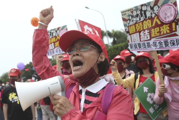 کارگران تایوانی در جریان تجمع روز اول ماه مه در تایپه، تایوان. - اسپوتنیک افغانستان  