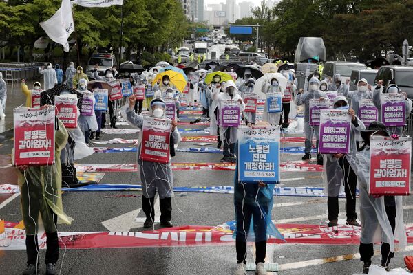 اعضای اتحادیه کارگری کوریا در تجمع روز اول ماه مه خواستار بهبود شرایط کار و گسترش حقوق کار در این کشور شدند.
 - اسپوتنیک افغانستان  