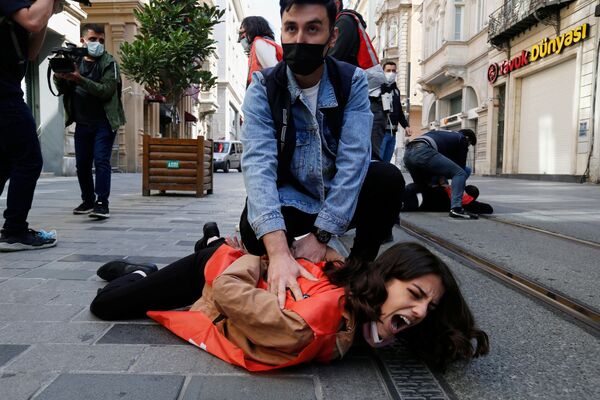بازداشت کارگران معترض از سوی پولیس در ترکیه. - اسپوتنیک افغانستان  