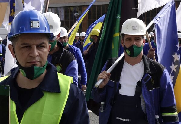 راهپیمایی معدنچیان با پرچم بوسنی در راهپیمایی اول ماه مه در روز جهانی کارگر. - اسپوتنیک افغانستان  