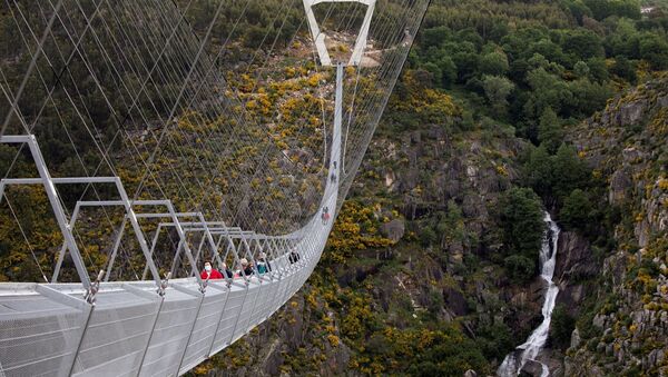 طولانی‌ترین پل معلق عابر پیاده جهان در پرتغال افتتاح شد + ویدیو - اسپوتنیک افغانستان  