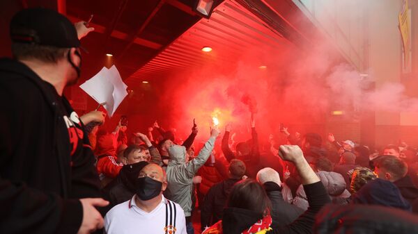 هواداران خشمگین من یونایتد Manchester United fans protest against their owners before the Manchester United v Liverpool Premier League match - Old Trafford, Manchester, Britain  - اسپوتنیک افغانستان  