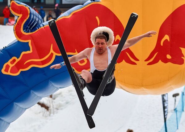 یک اسکی باز با کت و شلوار در نمایش پرش در روسیه. - اسپوتنیک افغانستان  