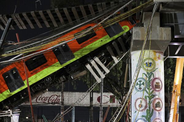 ریزش مرگبار پل مترو در مکزیک/نیرو های نجات - اسپوتنیک افغانستان  