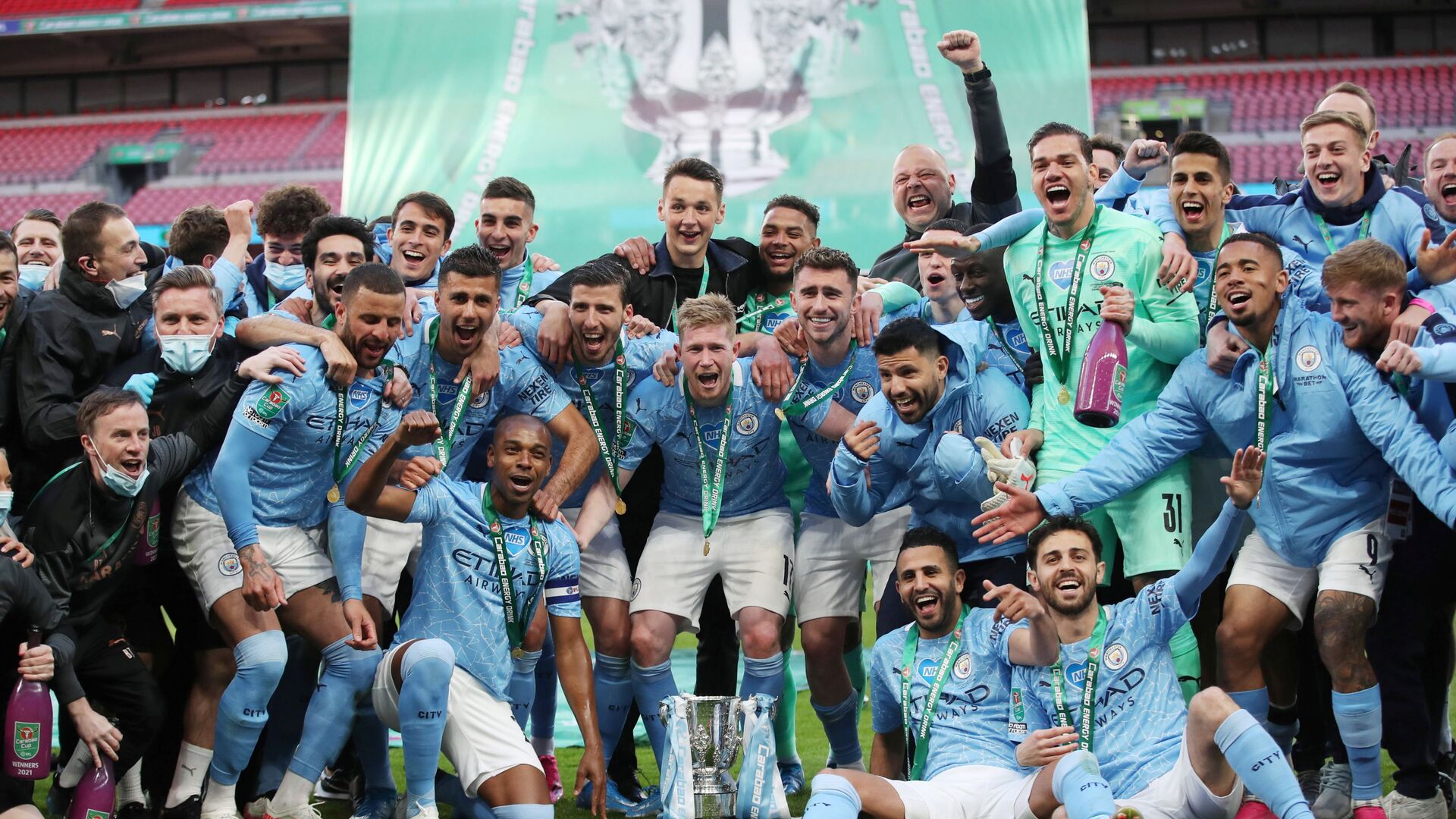 Manchester City players pose with the trophy as they celebrate after winning the Carabao Cup - اسپوتنیک افغانستان  , 1920, 11.05.2021