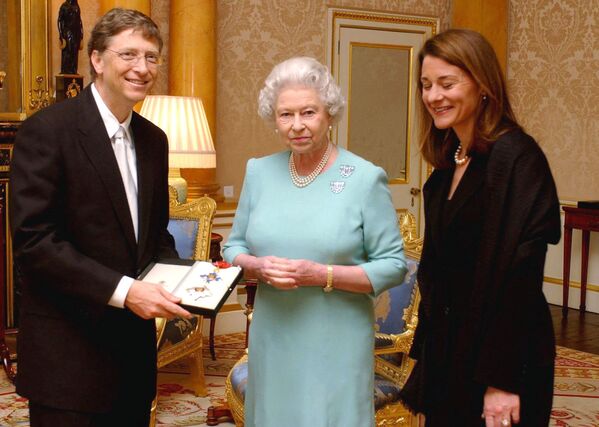 بیل گیتس و همسرش ملیندا  در دیدار با ملکه الیزابت دوم در سال 2005 - اسپوتنیک افغانستان  