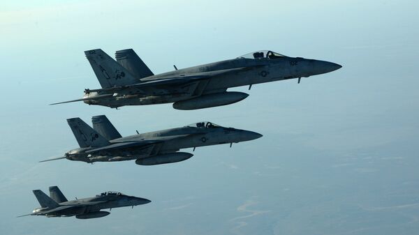 Американские самолеты  F-18E после дозаправки с танкера KC-135 Stratotanker в небе над Ираком. Архивное фото - اسپوتنیک افغانستان  