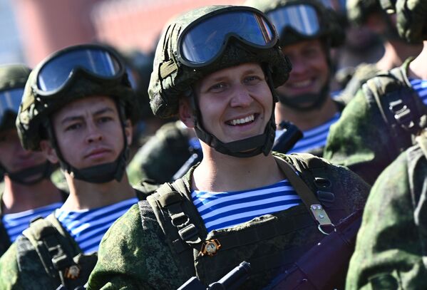 نیروهای هوابرد روسیه در جریان تمرین رژه نظامی به مناسبت 76مین سالگرد پیروزی در در جنگ جهانی دوم
 - اسپوتنیک افغانستان  