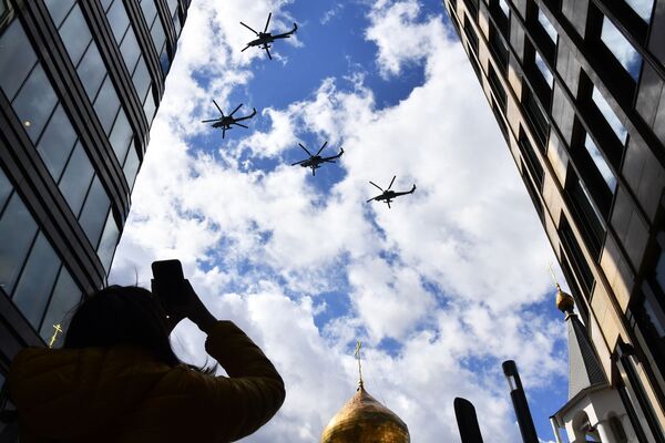 هلیکوپترهای می-28 در جریان تمرین رژه نظامی به مناسبت 76مین سالگرد پیروزی در در جنگ جهانی دوم - اسپوتنیک افغانستان  