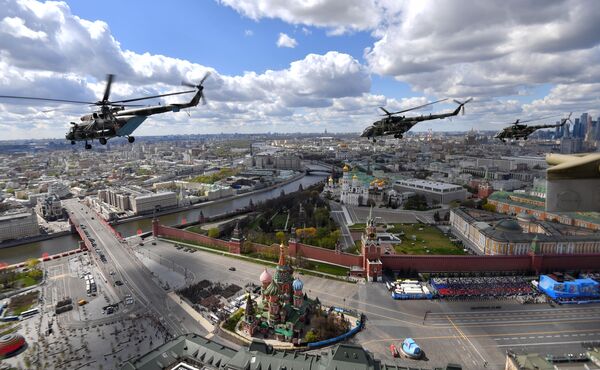 هلیکوپترهای می-28 در جریان تمرین رژه نظامی به مناسبت 76مین سالگرد پیروزی در در جنگ جهانی دوم - اسپوتنیک افغانستان  