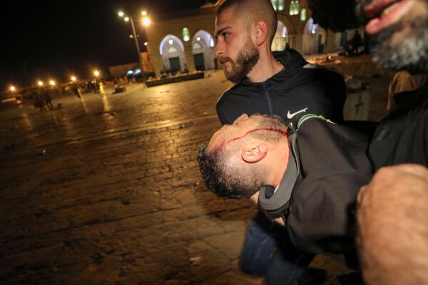 زخمی شدن یک فلسطینی در درگیری با سربازان اسرائیلی. - اسپوتنیک افغانستان  