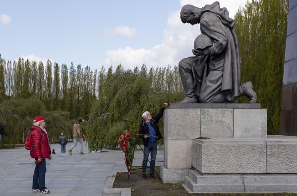گل گذاری یک مرد به یادبود سرباز شوروی در پارک Treptower برلین به مناسبت هفتاد و هفتمین سالگرد پایان جنگ جهانی دوم.   - اسپوتنیک افغانستان  