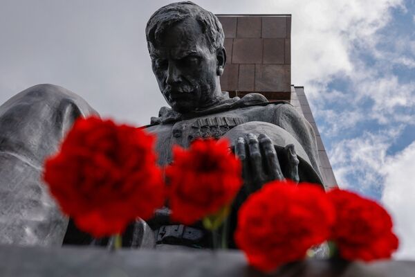 گل‌های تقدیم شده مردم به مناسبت هفتاد و ششمین سالگرد پایان جنگ جهانی دوم به یادبود جنگ شوروی در پارک ترپتاو برلین - اسپوتنیک افغانستان  