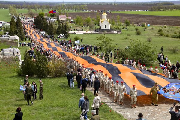 نمایندگان جنبش میهنی یونارمیا در جشن روز پیروزی در یادبود ساورماگیلا در منطقه دونتسک، اوکراین - اسپوتنیک افغانستان  