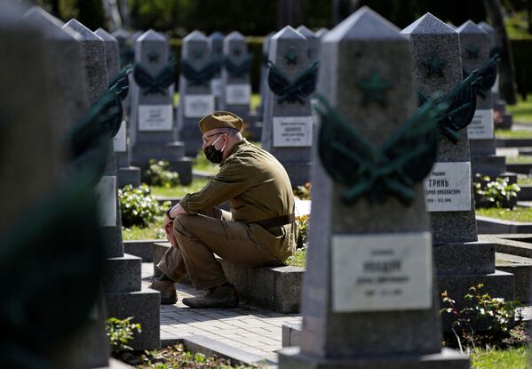 ادای احترام یک مرد به مناسبت هفتاد و ششمین سالگرد پایان جنگ جهانی دوم به مقبره سربازان روس در قبرستان اولشانسکی در پراگ - اسپوتنیک افغانستان  