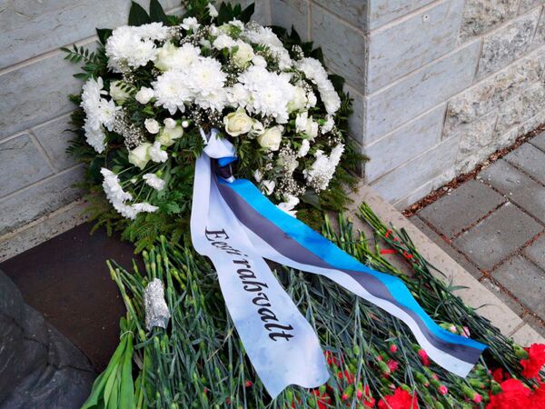 تاج گل تقدیم شده از سوی مردم استونی در بنای یادبود جانباختگان در جنگ جهانی دوم در قبرستان نظامی تالین - اسپوتنیک افغانستان  