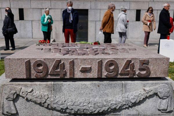تقدیم گل توسط مردم به مناسبت هفتاد و ششمین سالگرد پایان جنگ جهانی دوم به یادبود جنگ شوروی در پارک ترپتاو برلین - اسپوتنیک افغانستان  