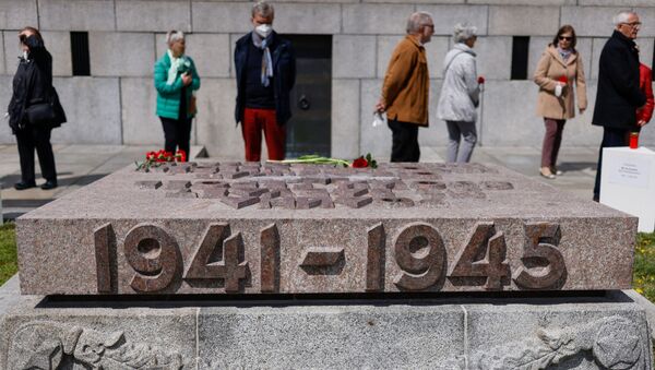 تقدیم گل توسط مردم به مناسبت هفتاد و ششمین سالگرد پایان جنگ جهانی دوم به یادبود جنگ شوروی در پارک ترپتاو برلین - اسپوتنیک افغانستان  