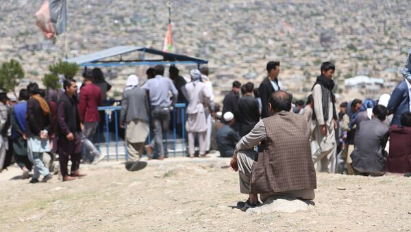 خاک‌سپاری قربانیان برچی؛ دیروز در خون غلتیدند امروز در دل خاک خوابیدند - اسپوتنیک افغانستان  