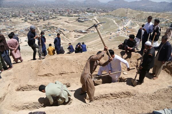 مراسم به خاک سپاری قربانیان حادثه برچی کابل - اسپوتنیک افغانستان  