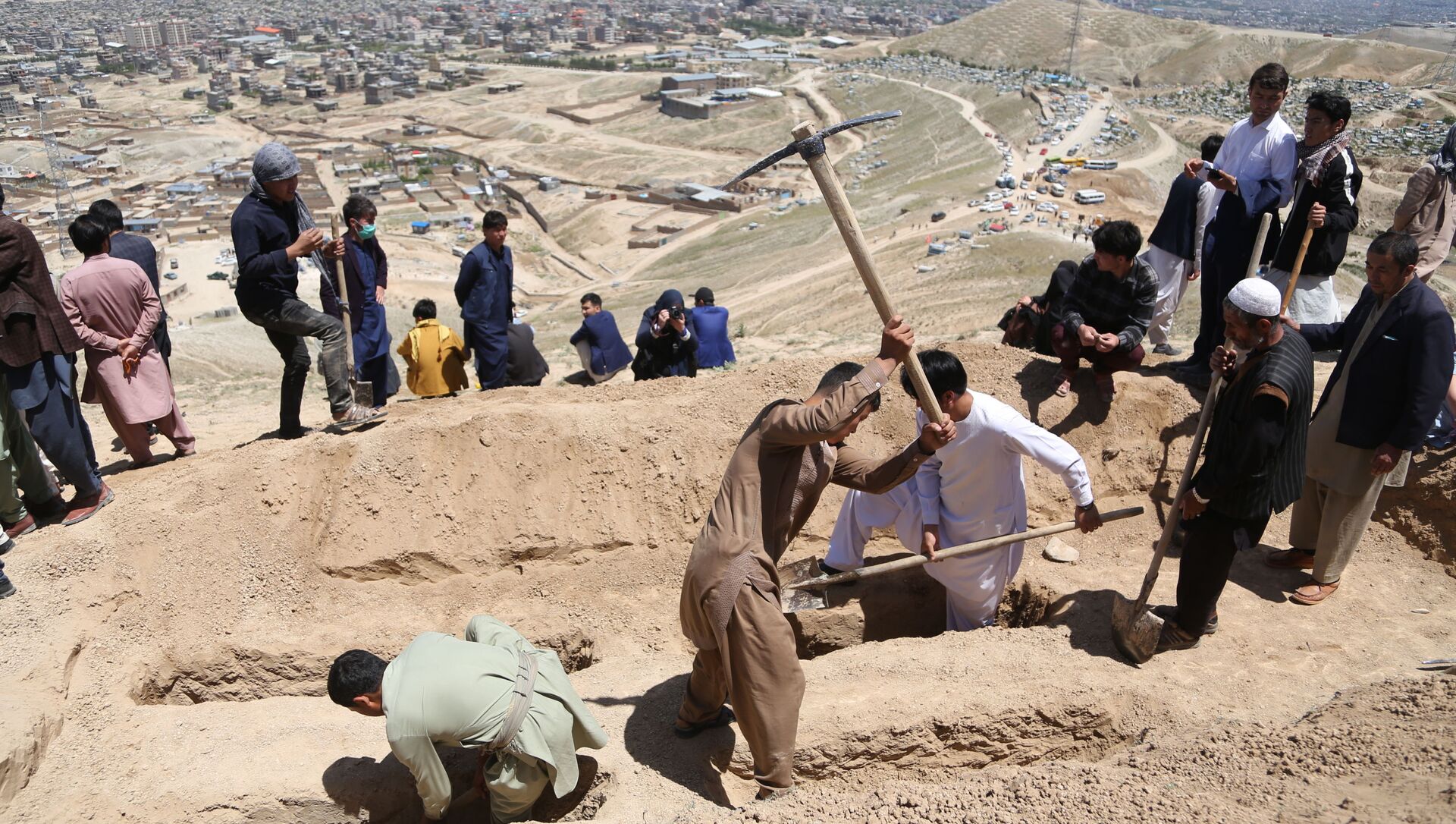 مراسم به خاک سپاری قربانیان حادثه برچی کابل - اسپوتنیک افغانستان  , 1920, 31.05.2021