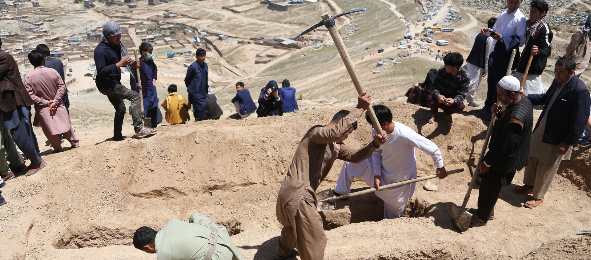 مراسم به خاک سپاری قربانیان حادثه برچی کابل - اسپوتنیک افغانستان  , 1920, 31.05.2021