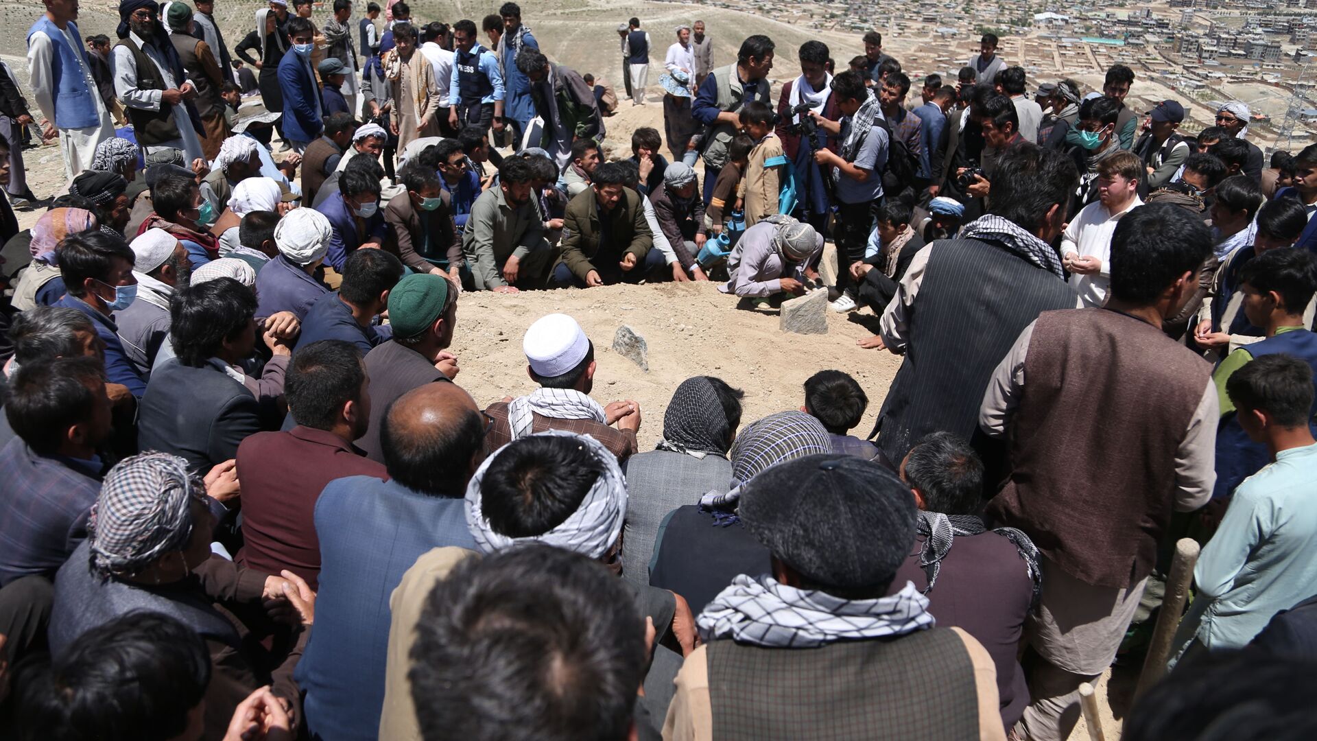 مراسم به خاک سپاری قربانیان حادثه برچی کابل - اسپوتنیک افغانستان  , 1920, 08.10.2022