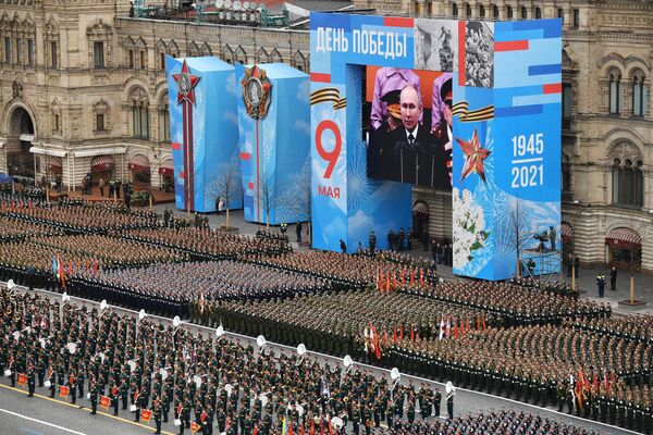رژه نظامی سربازان به مناسبت 76مین سالگرد پیروزی در جنگ بزرگ میهنی در میدان سرخ مسکو - اسپوتنیک افغانستان  