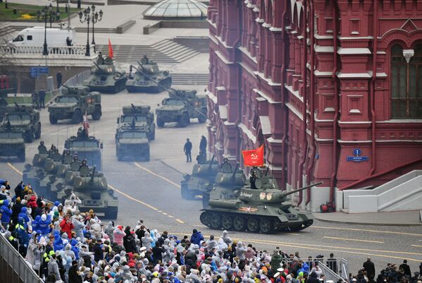 رژه نظامی به مناسبت 76مین سالگرد پیروزی در جنگ بزرگ میهنی در میدان سرخ مسکو - اسپوتنیک افغانستان  