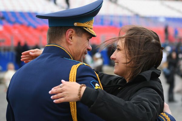 پرسنل نظامی با دختری پس از پایان رژه نظامی به مناسبت 76مین سالگرد پیروزی در جنگ بزرگ میهنی در میدان سرخ مسکو
 - اسپوتنیک افغانستان  