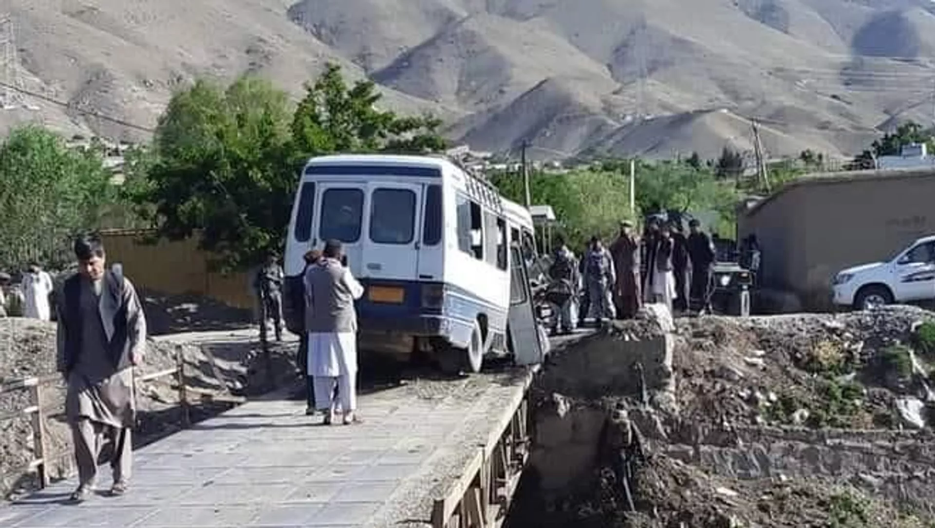 انفجار موتر حامل استادان دانشگاه البیرونی در ولایت پروان 