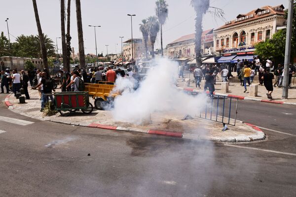 Дым от светошумовой гранаты, выпущенной израильскими силами безопасности на фоне израильско-палестинской напряженности - اسپوتنیک افغانستان  