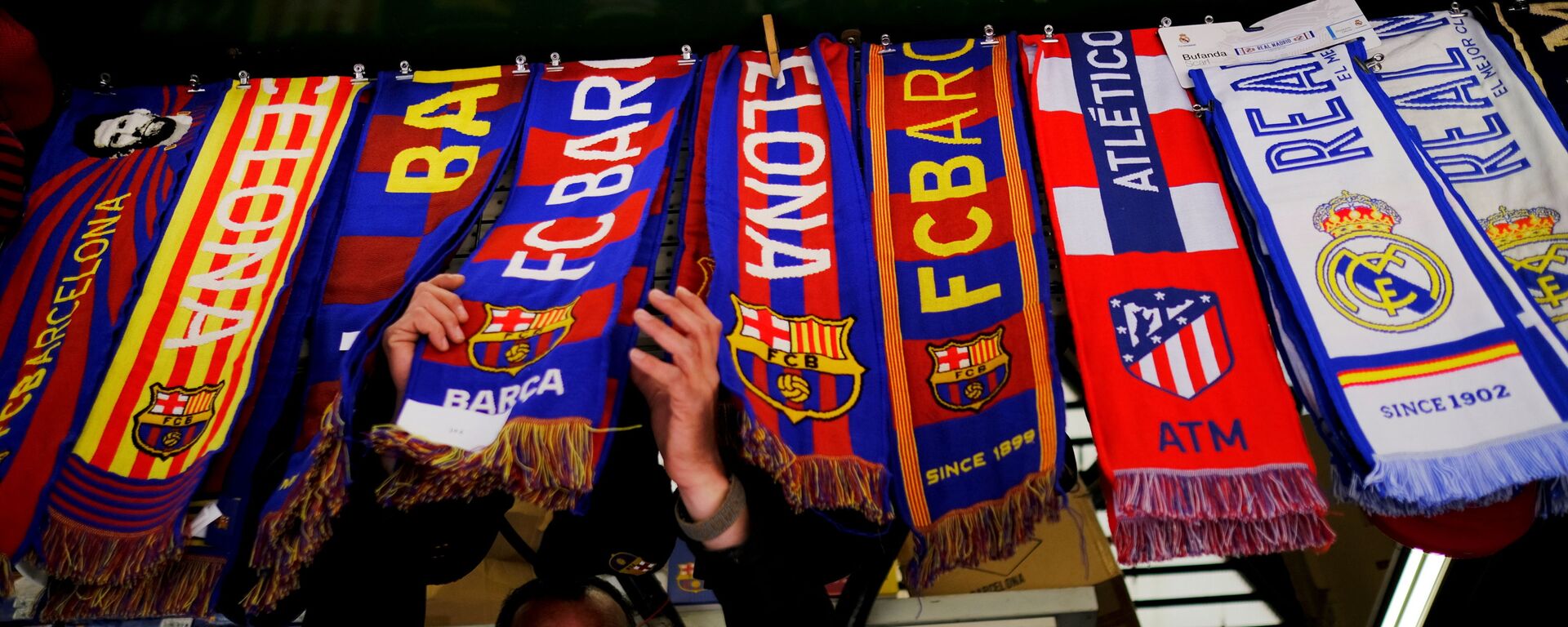 Soccer Football - FC Barcelona, Atletico Madrid and Real Madrid scarves are displayed inside a store at Las Ramblas as twelve of Europe's top football clubs launch a breakaway Super League - Barcelona, Spain - April 19, 2021 - اسپوتنیک افغانستان  , 1920, 31.05.2021