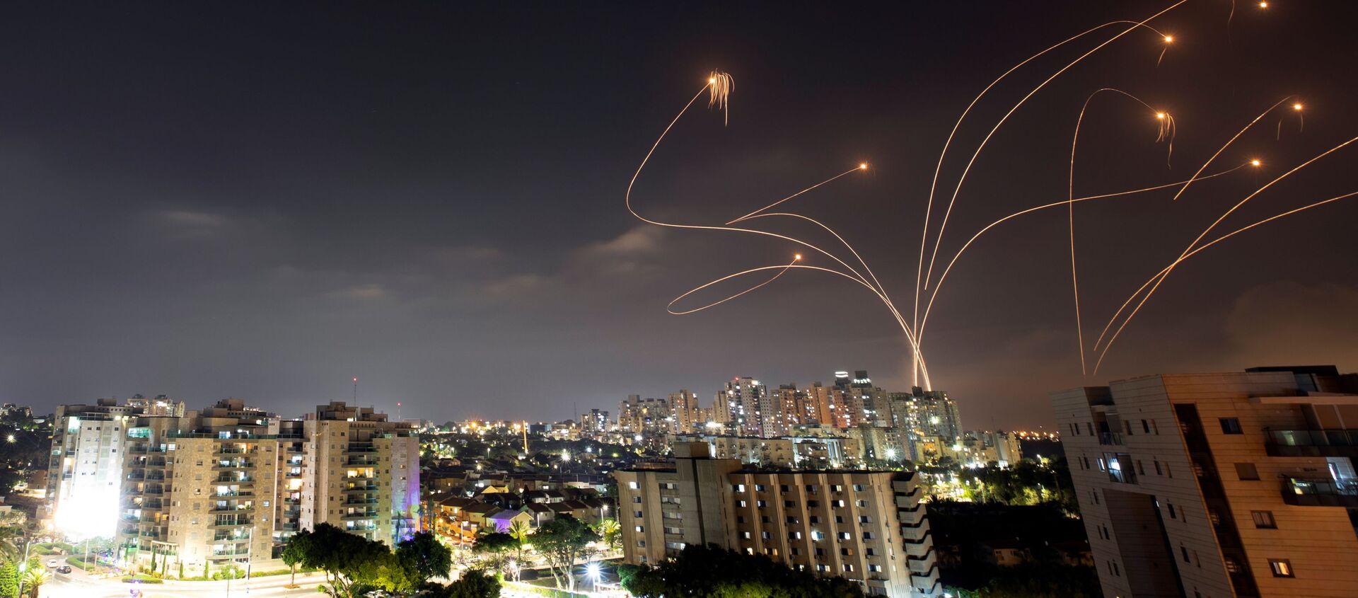 Израильская противоракетная система Железный купол перехватывает ракеты, запущенные из сектора Газа в направлении Израиля - اسپوتنیک افغانستان  , 1920, 12.05.2021