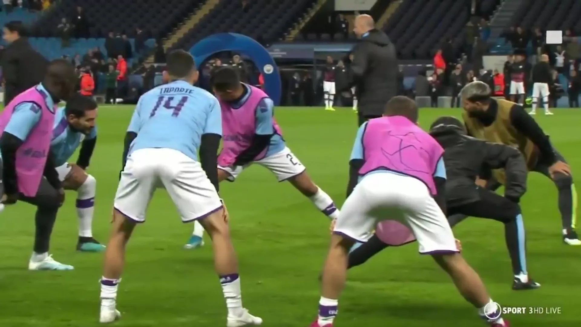 لاپورت بازیکن من سیتی The Man City players are all wearing the shirt of Aymeric Laporte. A symbol of solidarity as their teammate fights back from a long-term injury لاپورت بازیکن من سیتی The Man City players are all wearing the shirt of Aymeric Laporte. A symbol of solidarity as their teammate fights back from a long-term injury - اسپوتنیک افغانستان , 1920, 31.12.2021