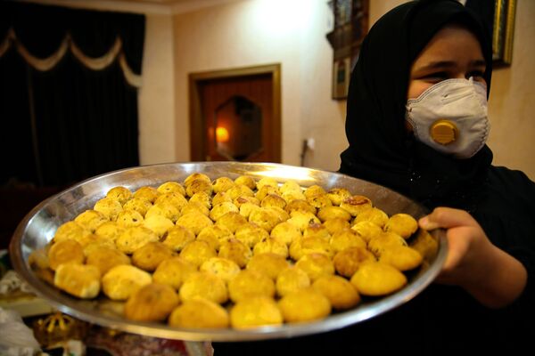 زن عراقی در حال حمل کلچهٔ عید در بصره، عراق - اسپوتنیک افغانستان  