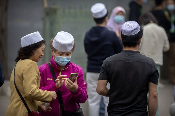 مسلمانان در حال جمع شدن در بیرون مسجد نیوجی، بیجنگ، چین - اسپوتنیک افغانستان  