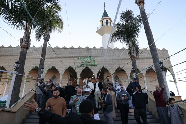 مسلمانان در حال ترک مسجد لکمبا در سیدنی استرالیا پس از ادای نماز عید - اسپوتنیک افغانستان  