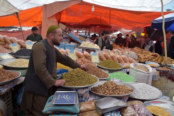 فروشنده در حال فروش میوه‌های خشک به مناسبت عید در کابل - اسپوتنیک افغانستان  