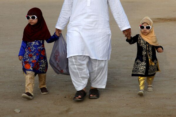 پدر با دخترانش پس از نماز عید در کراچی پاکستان - اسپوتنیک افغانستان  