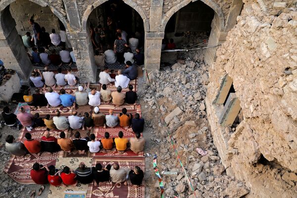 مردم در حین ادای نماز عید در مسجد المصفی در موصل عراق - اسپوتنیک افغانستان  
