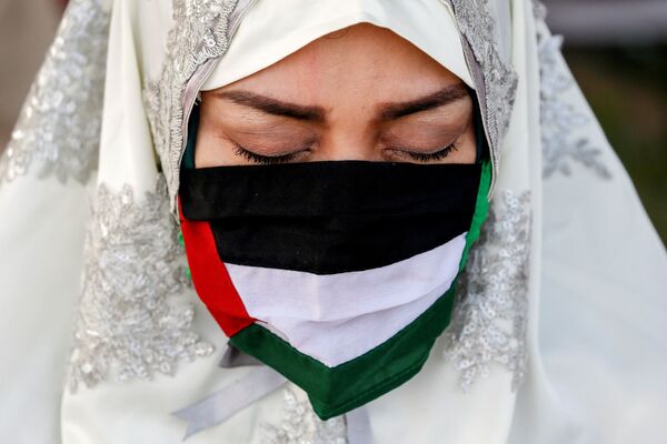 زن مسلمان با ماسک پرچم فلسطین در جریان ادای نماز در مسجد جامع الازهر در اندونیزیا - اسپوتنیک افغانستان  